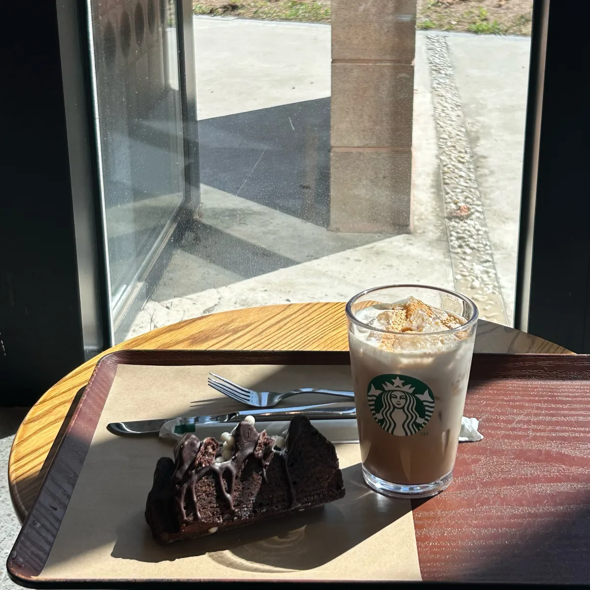 チョコレート マウンテン バウムクーヘンとラテ