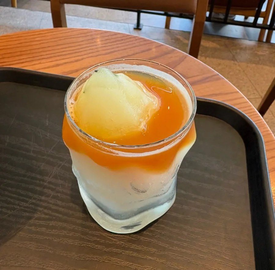 スターバックス ザ北漢山店 — 山形の氷がのった冷たいドリンク