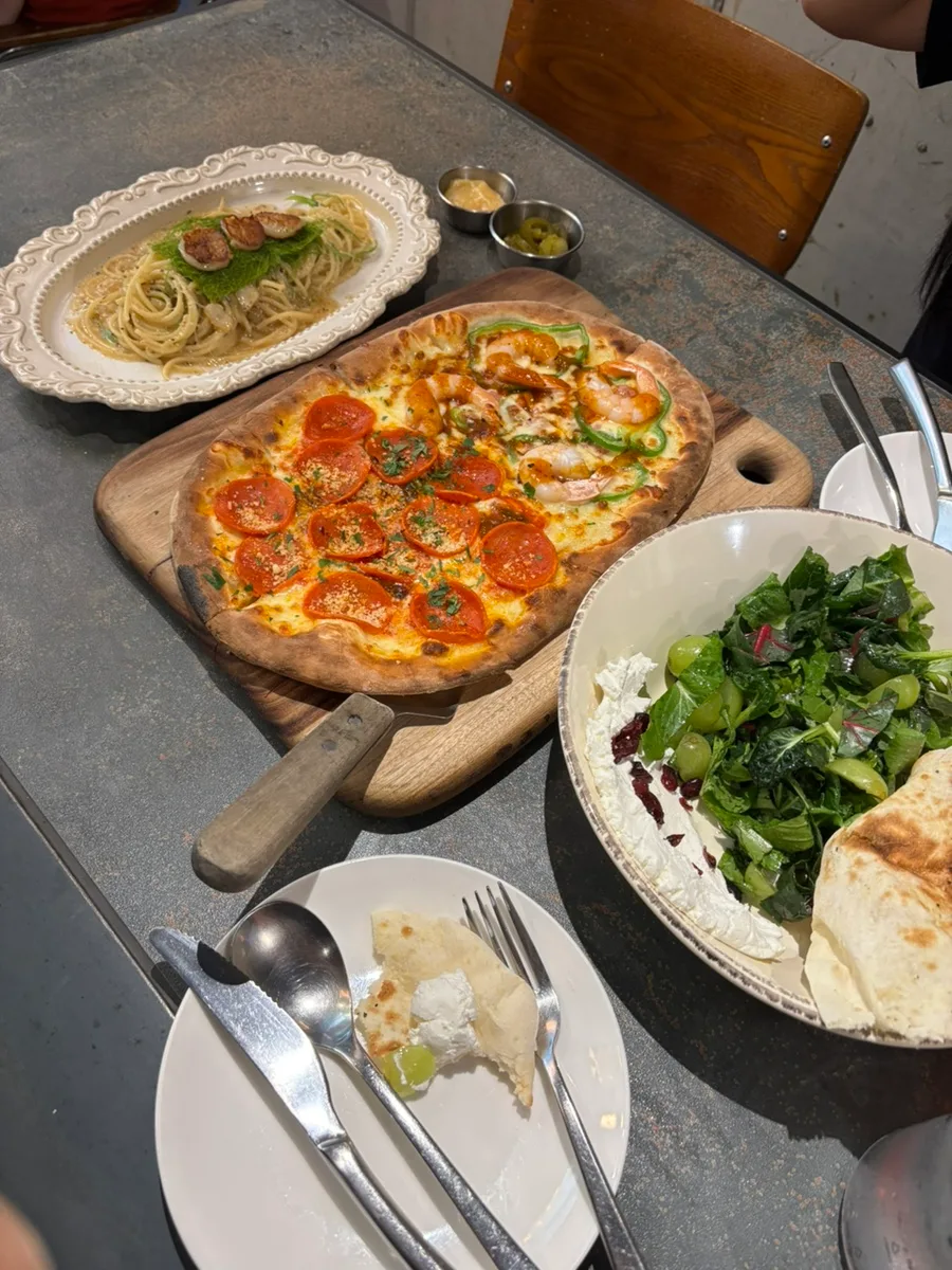 STONE STREET 南浦店 — ピザとパスタ、青ぶどうのサラダ