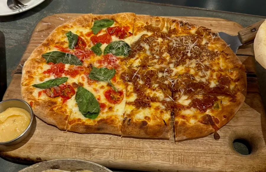 マルゲリータと肉のピザのハーフ&ハーフ