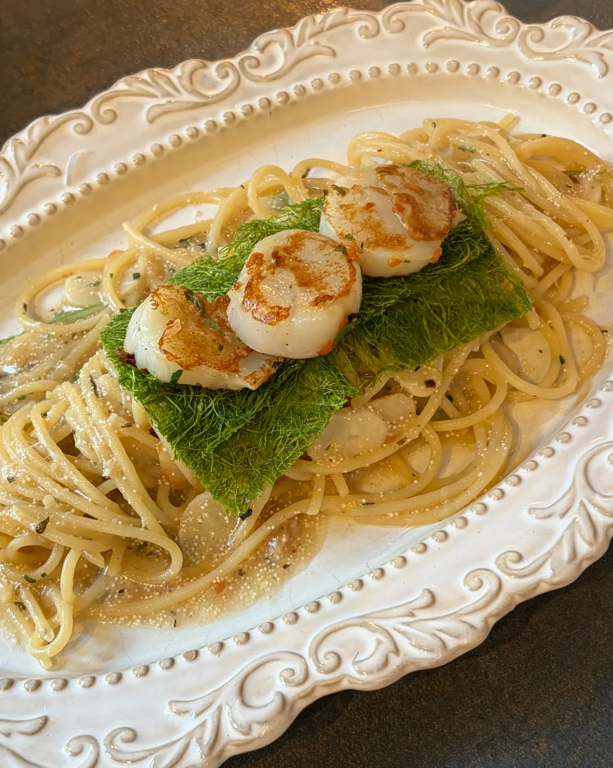 ホタテ貝柱をのせた明太子オイルパスタ