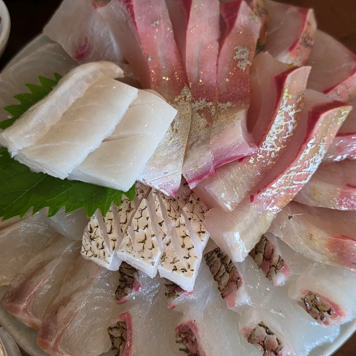 厚めに切られた刺身の盛り合わせ