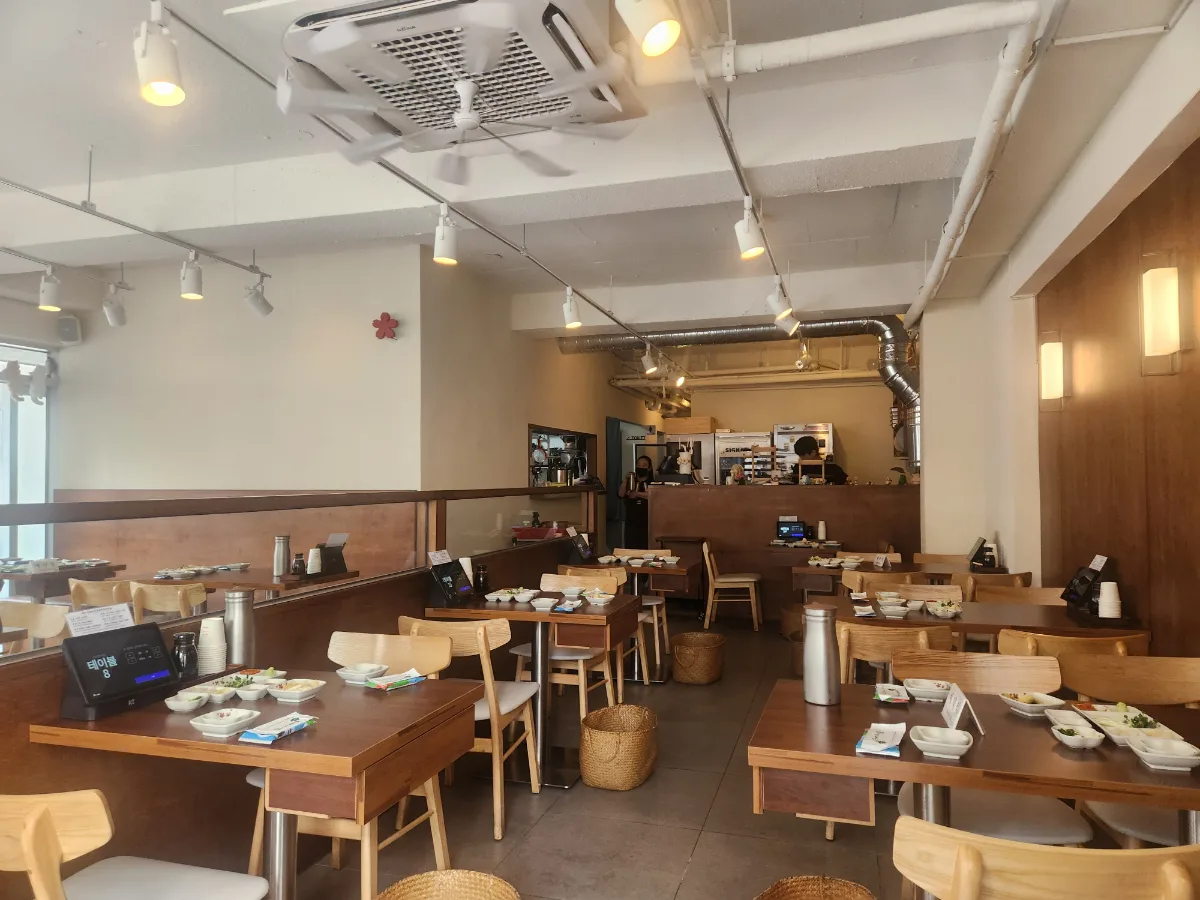 HWADO Seoul — 木製のテーブルが並ぶ店内
