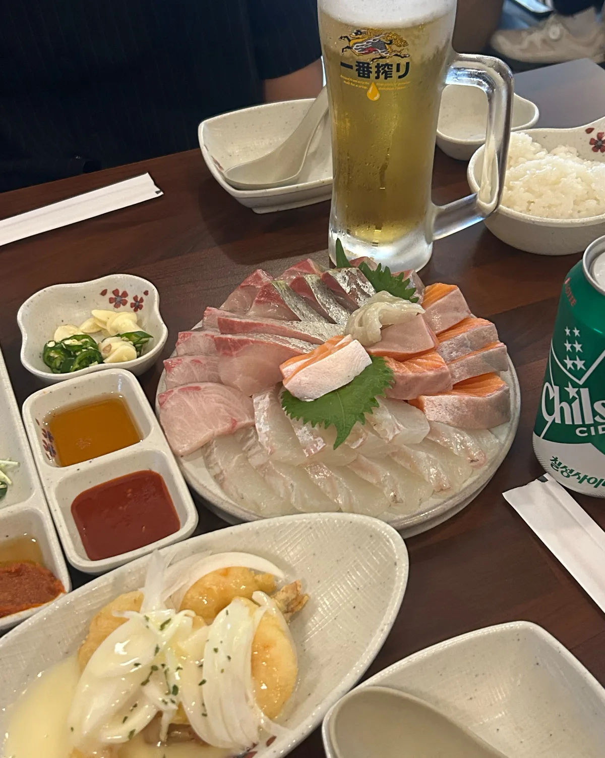 刺身とビールが並ぶ食卓