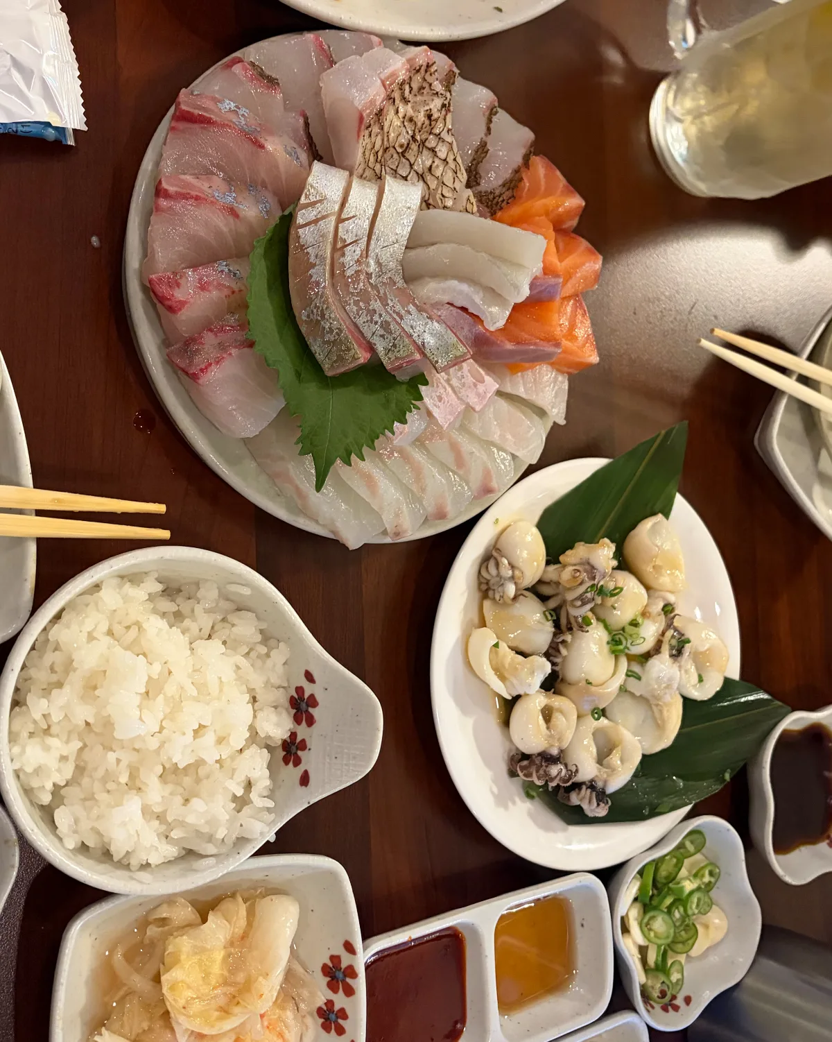 HWADO Seoul — 刺身と小皿料理が並ぶ食卓