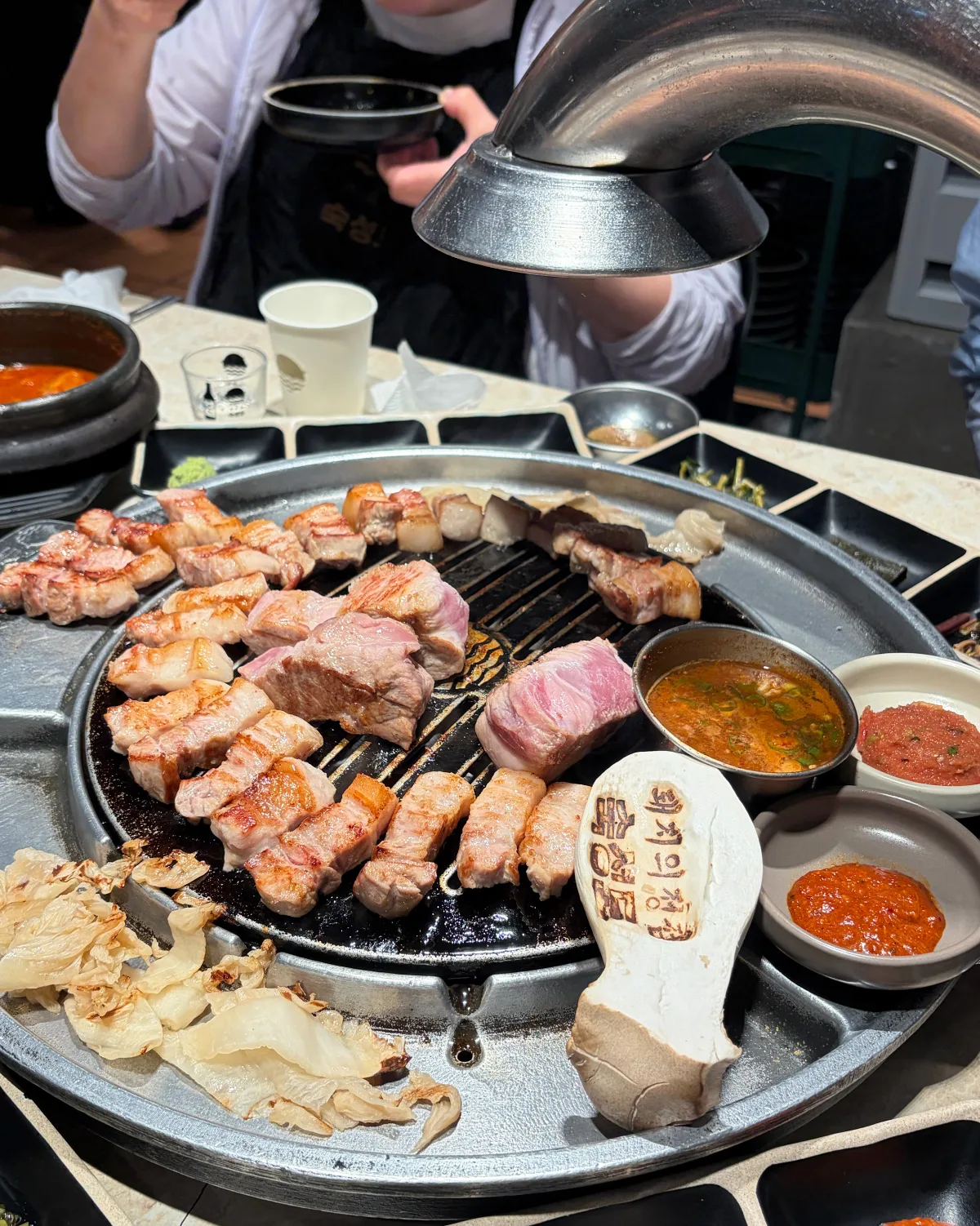 スクソンド 済州本店 — 焼肉と薬味が並ぶ食卓