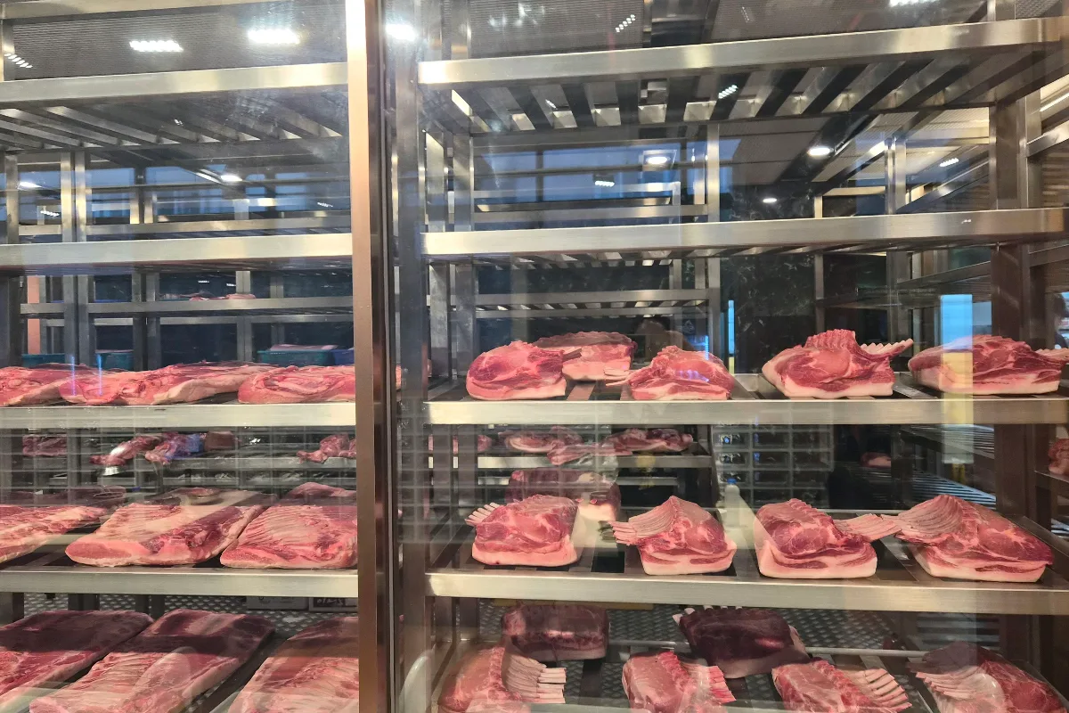 ガラス越しに並ぶ熟成用の肉