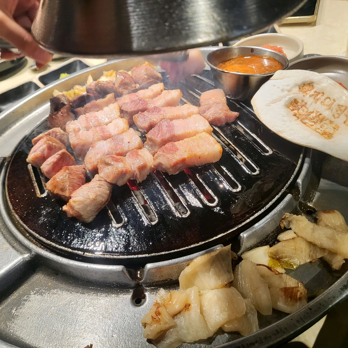 鉄板で焼く厚切り豚バラ肉