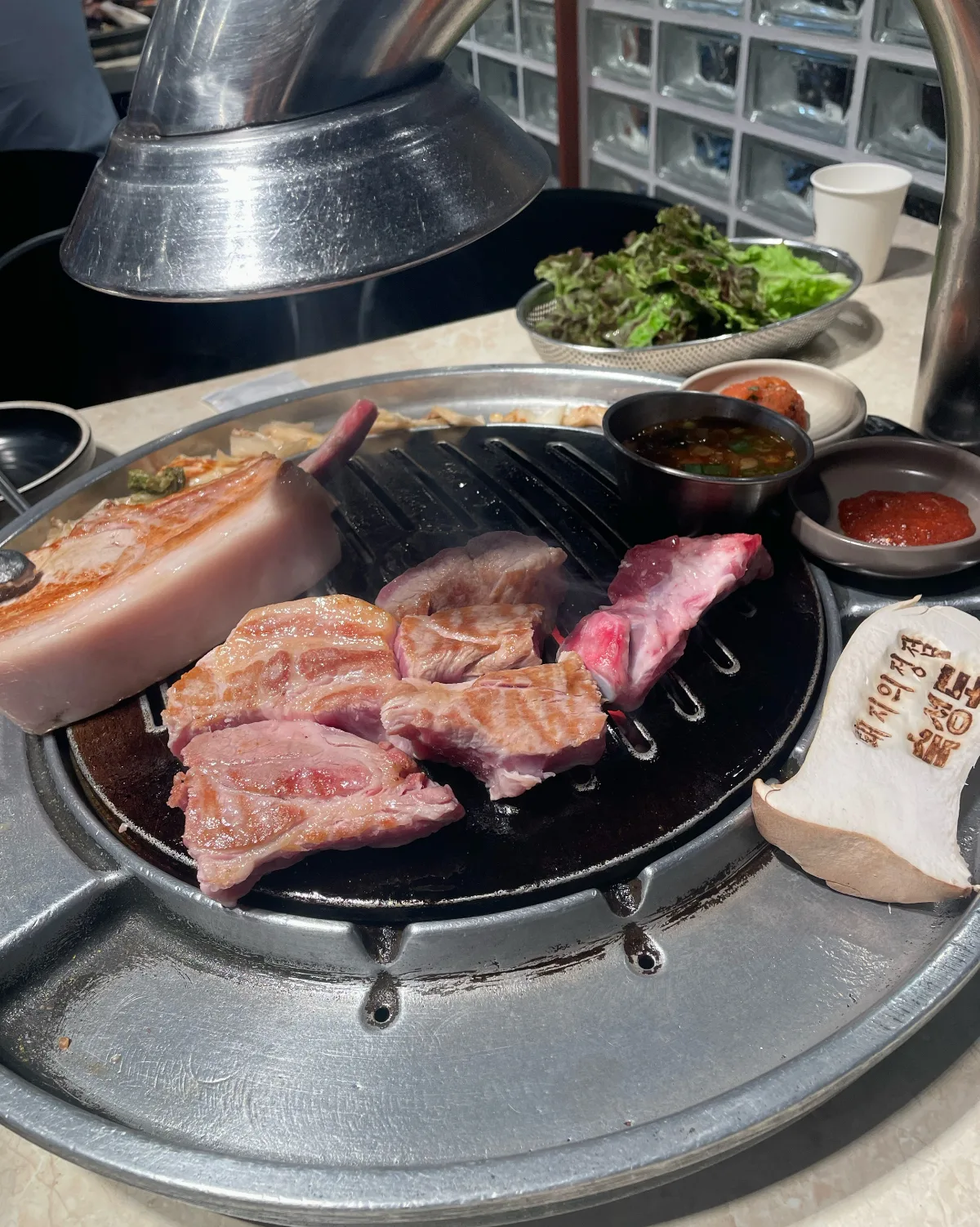 骨付き肉と豚バラ肉を焼く鉄板