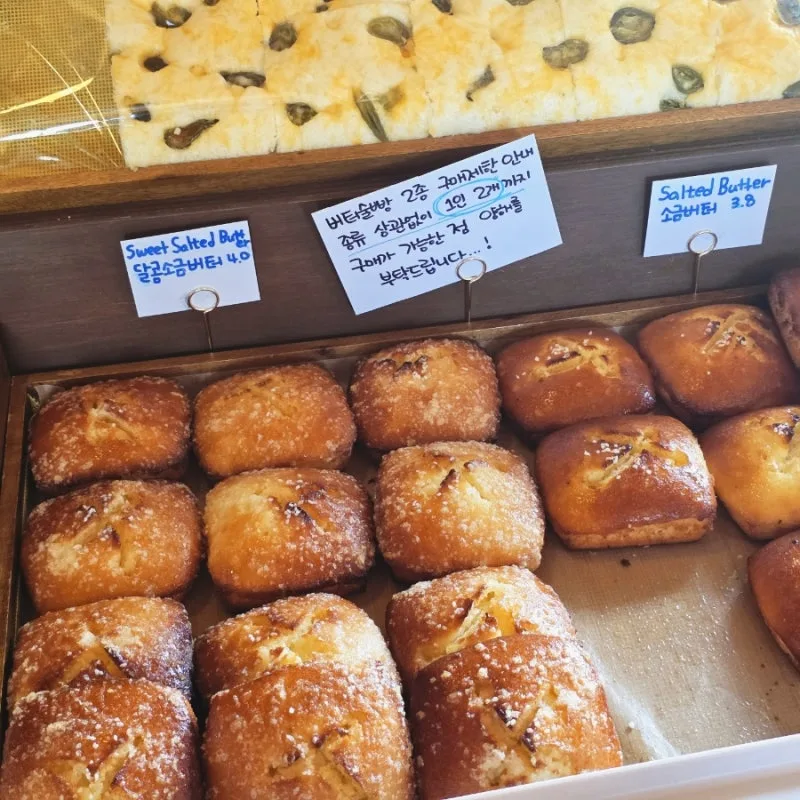 塩バターの札と並ぶ蒸しパン