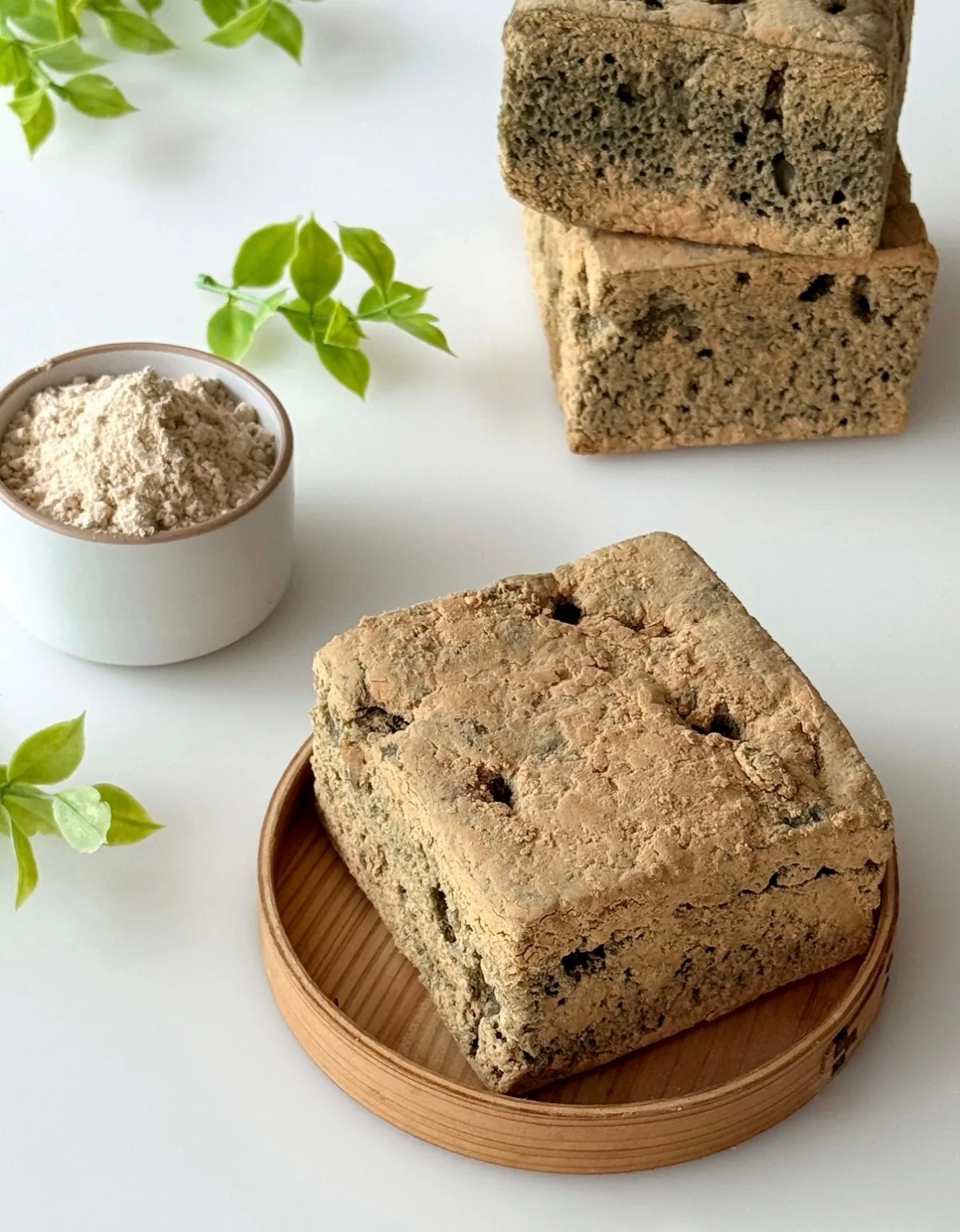 スルスル・パンアッカン — 粉をまぶした四角いパン