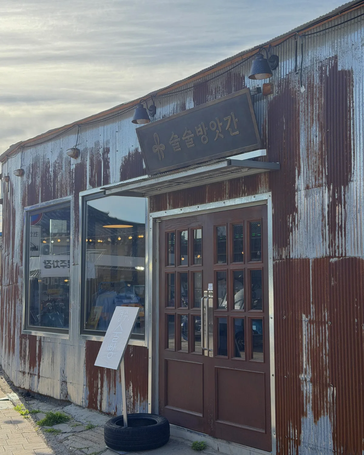 古い波板を残した店の入口