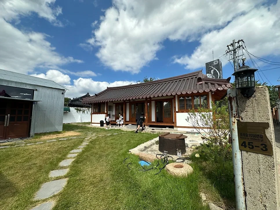 スルスル・パンアッカン — 同じ敷地にある韓屋と庭