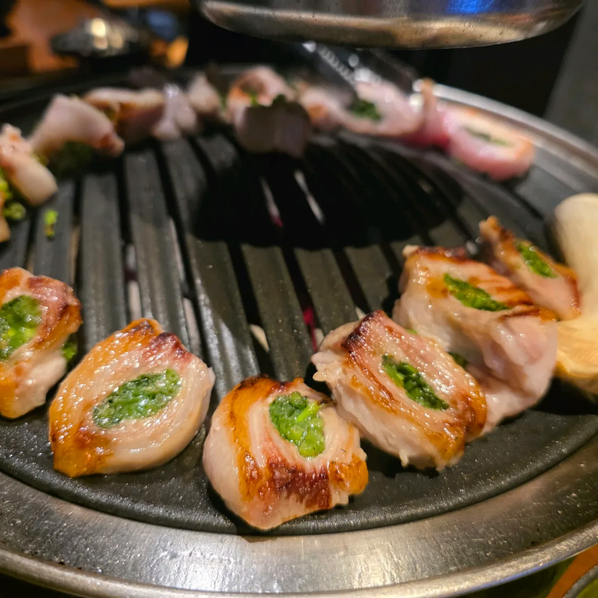 ソリャミョッ 西面店 — ミナリを挟んだ焼き豚肉
