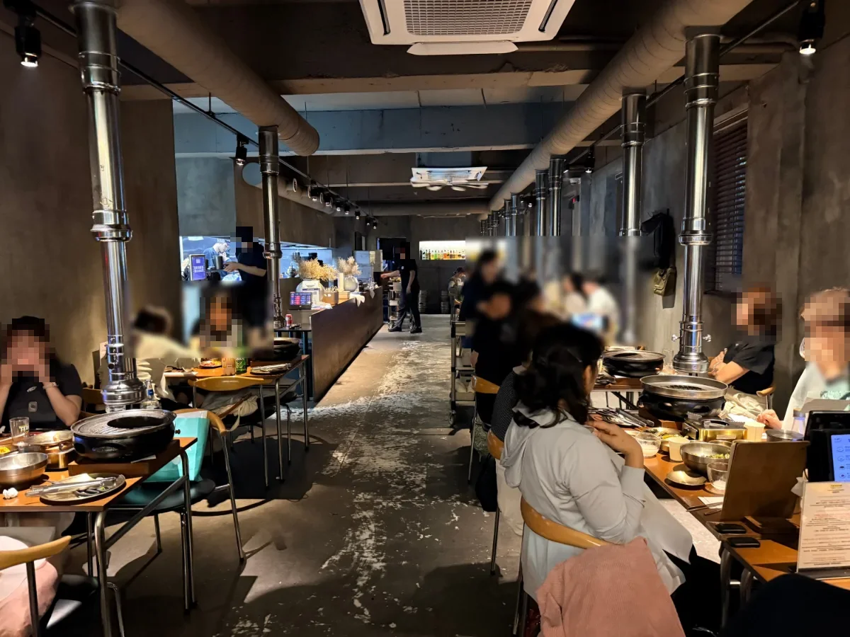 客でにぎわう焼き肉店の客席