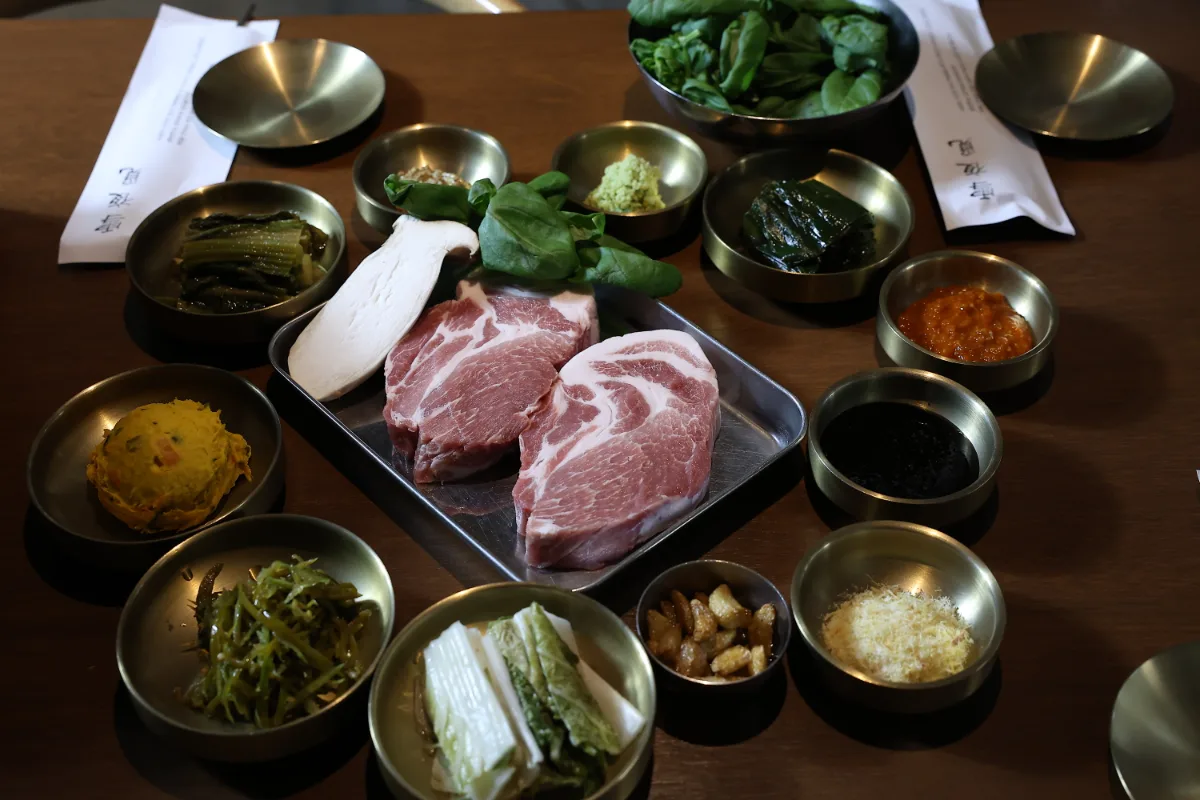 ソリャミョッ 西面店 — 小皿のおかずと熟成豚肩ロース