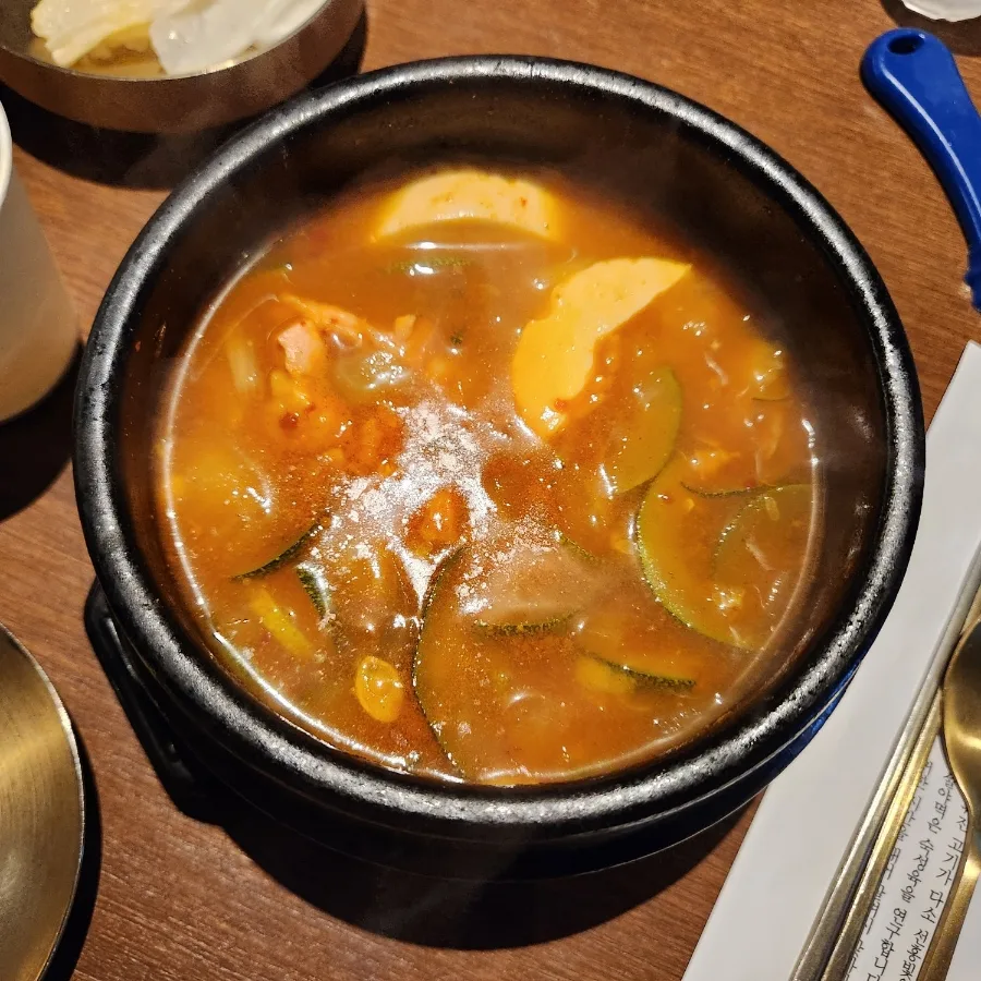 豆腐と野菜の入った赤いチゲ