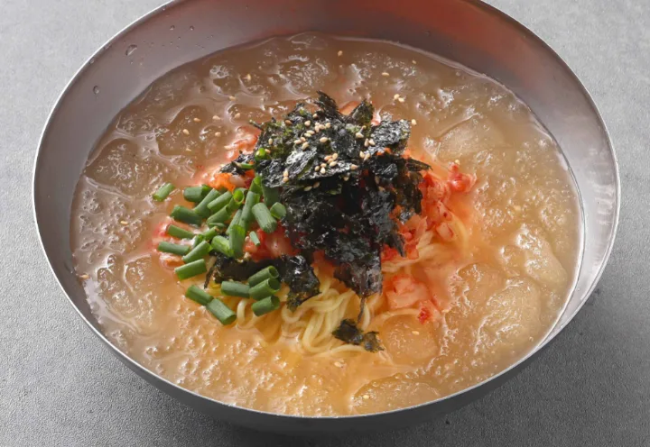 冷たいキムチスープの麺