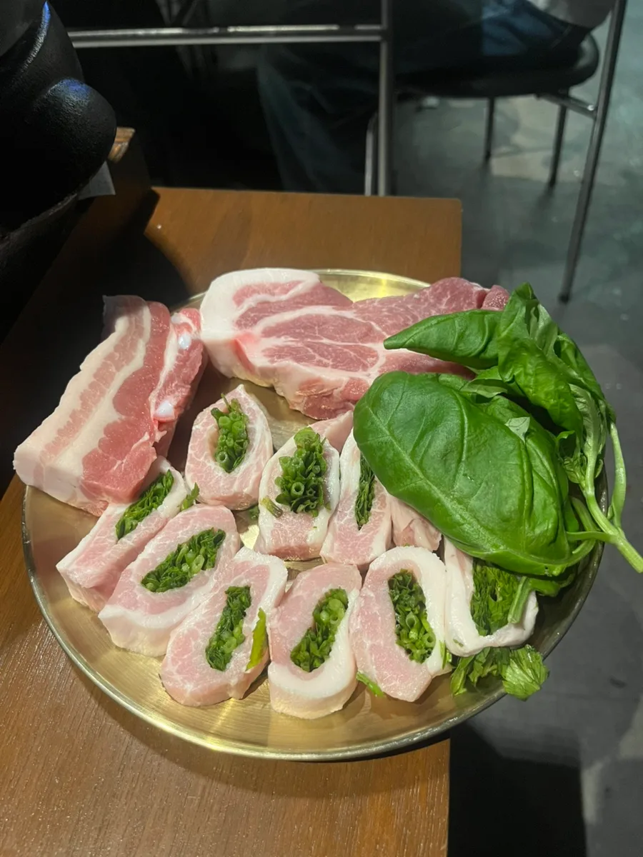 ミナリを挟んだ豚肉とバジルの皿