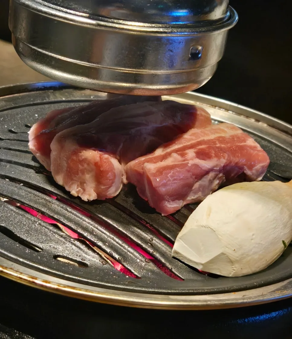 網にのせた厚切りの熟成豚肉