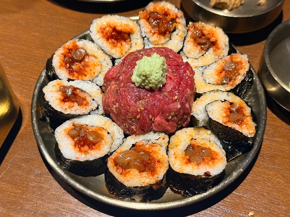 ソリャミョッ 西面店 — ユッケを囲むように並ぶキンパ