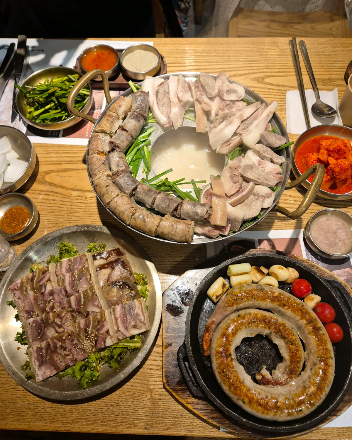 スンデ実録 大学路本店 — スンデ料理が並ぶ食卓