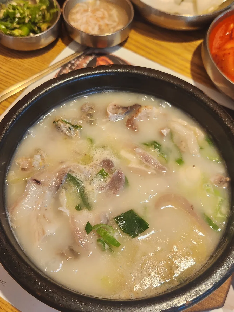 スンデ実録 大学路本店 — 肉とネギが入った白いスープ