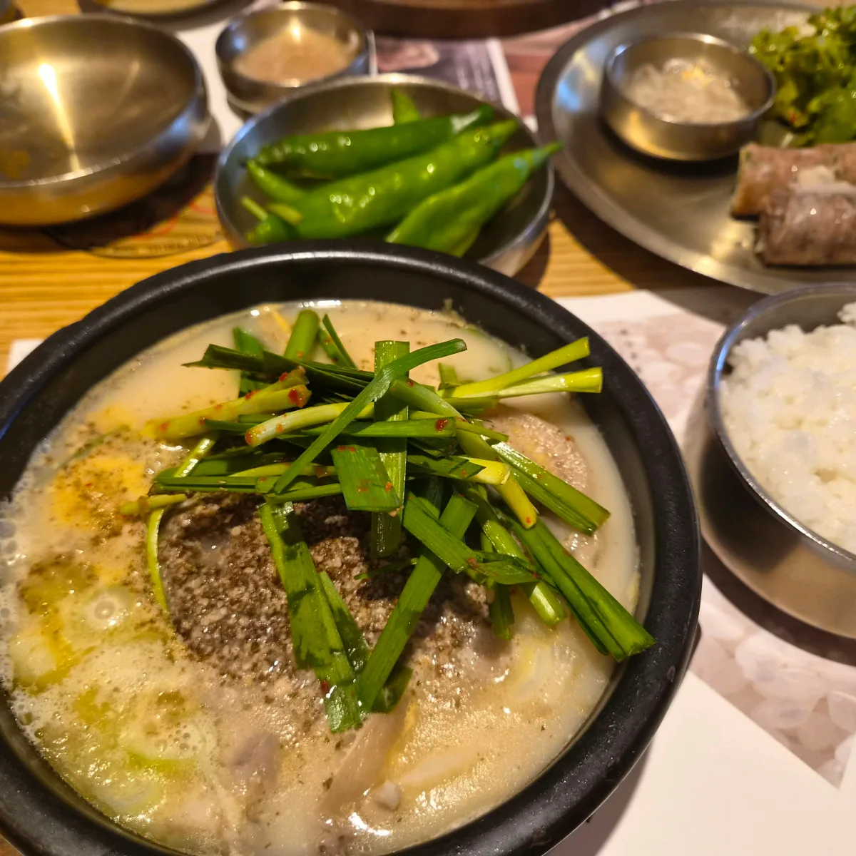 ニラをのせた伝統スンデクッと青唐辛子、ご飯