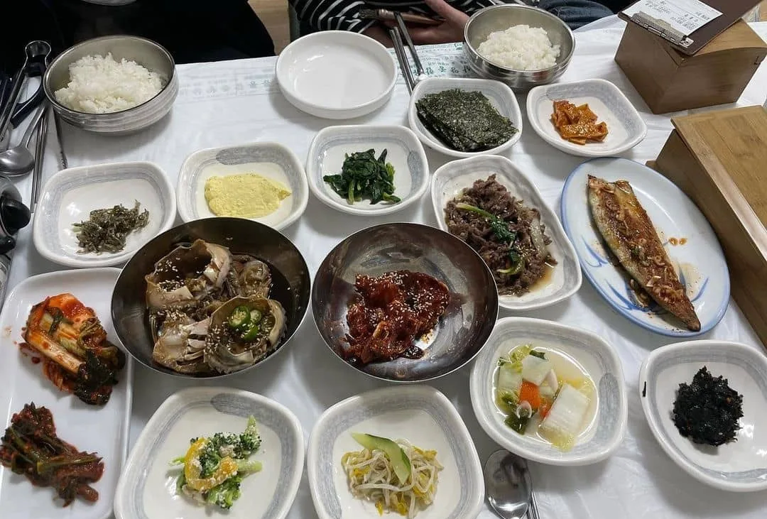 ゲジャンと魚料理、小鉢が並ぶ食卓