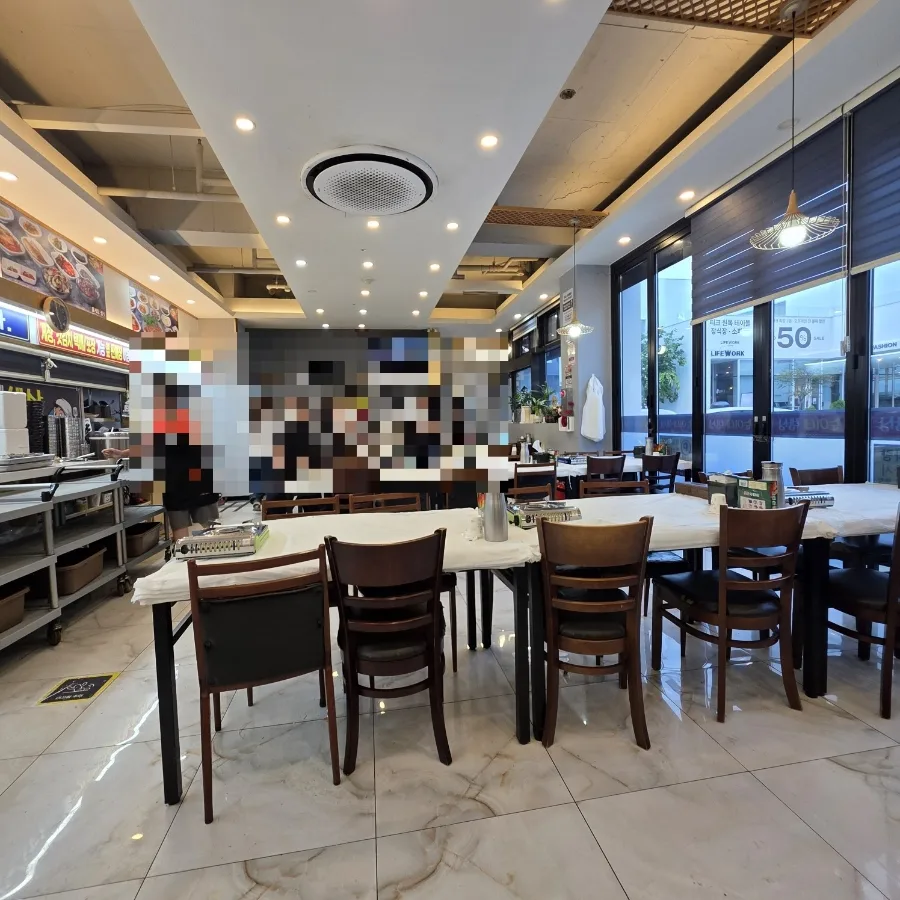 スニネ・パプサン — 窓沿いにテーブルが並ぶ店内