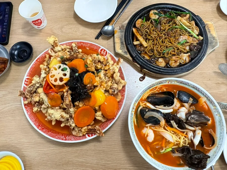 スンシムウォン — 酢豚と麺料理が並ぶ食卓
