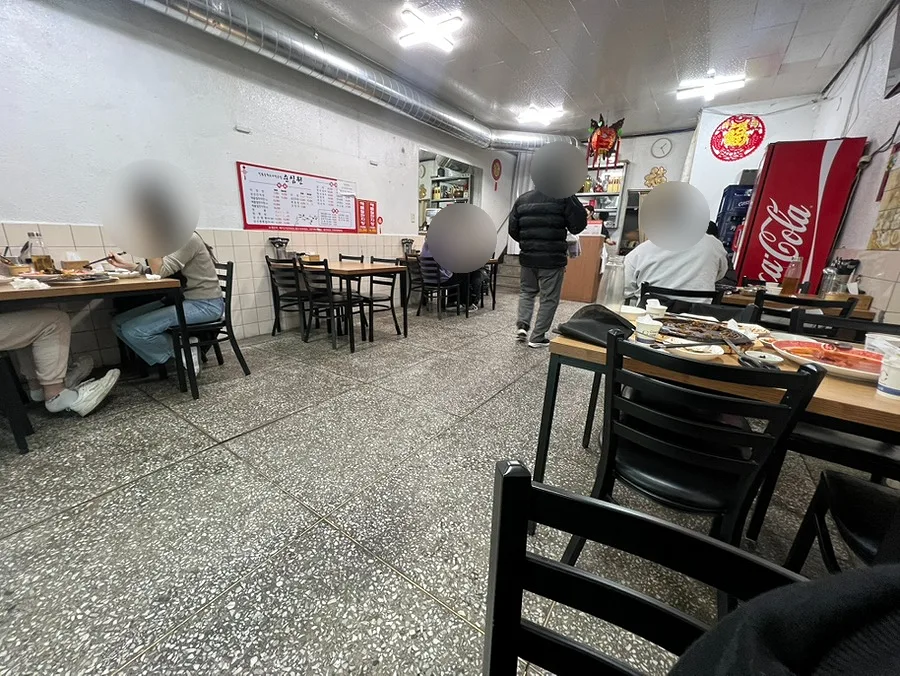 食事客とテーブルが見える店内