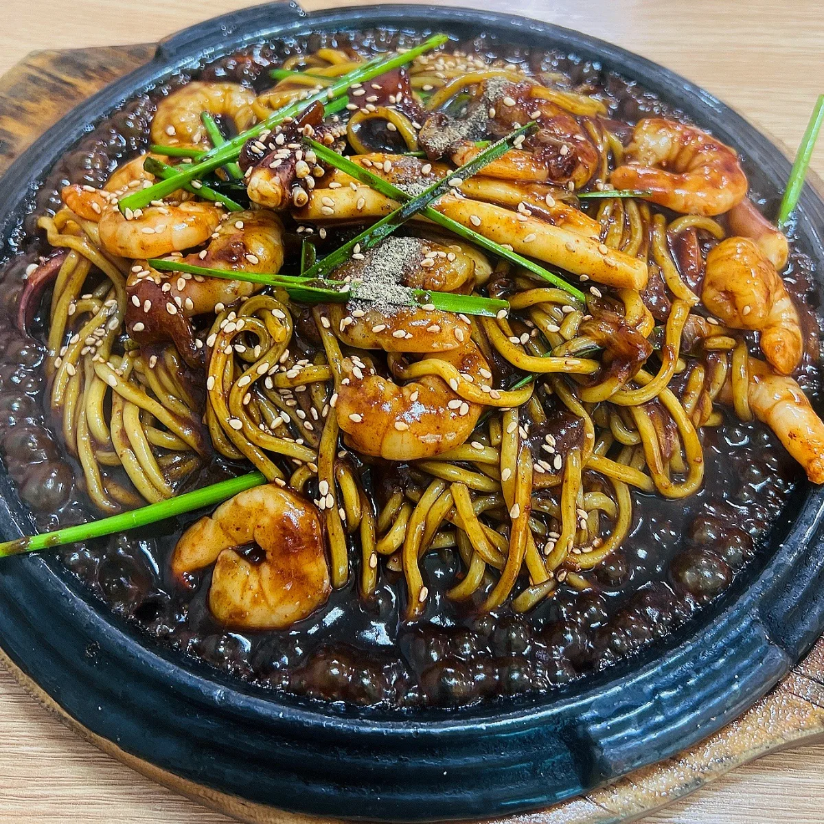 鉄板に盛られた海鮮入りの麺