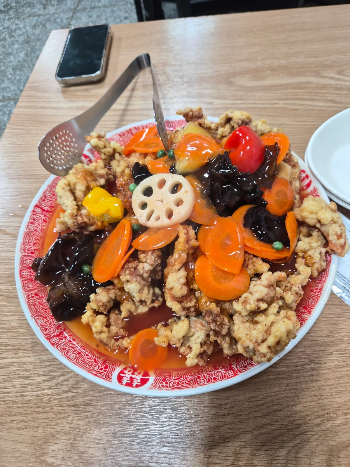 野菜とソースがかかった酢豚