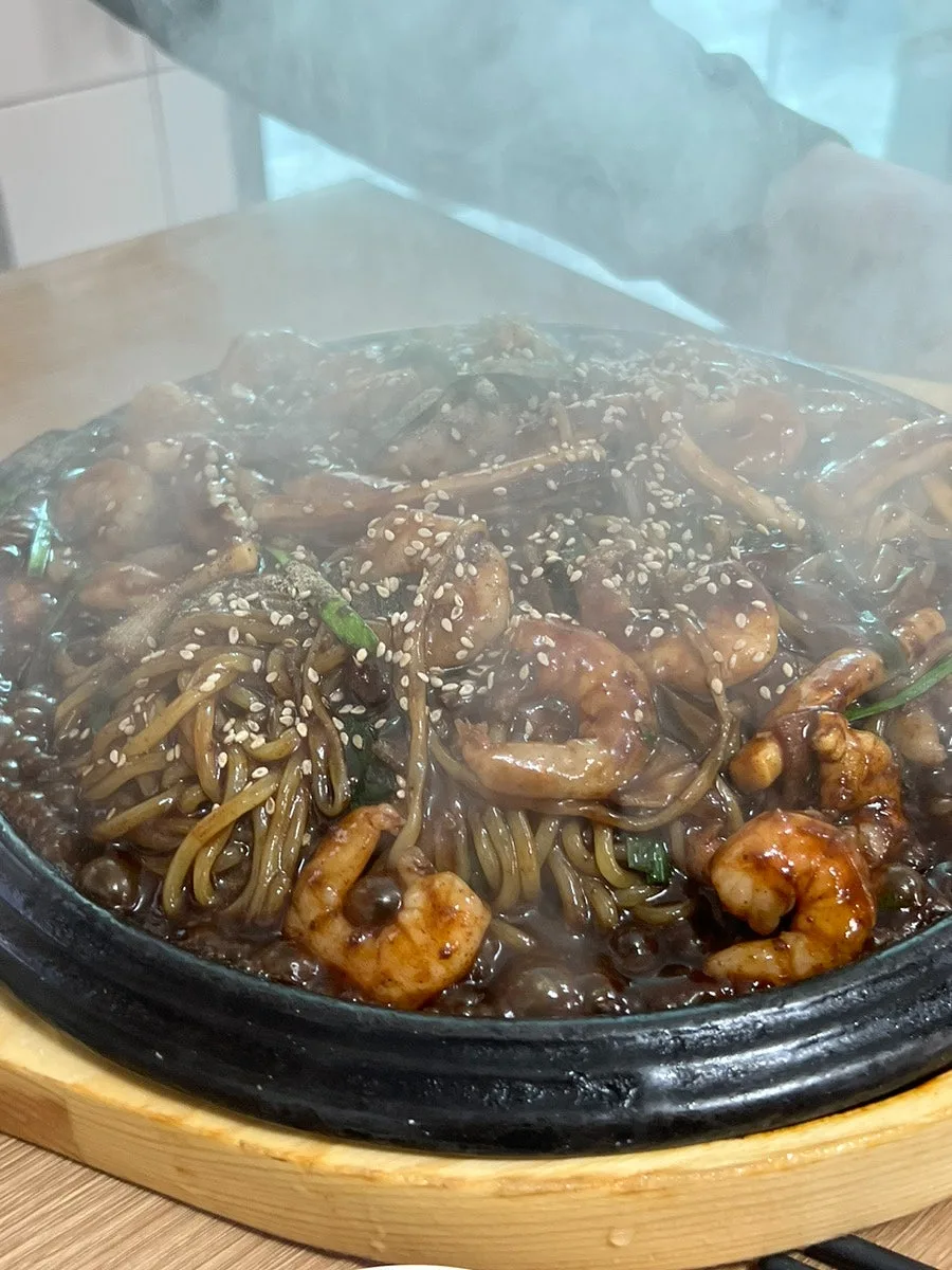 湯気が立つ鉄板ジャージャー麺