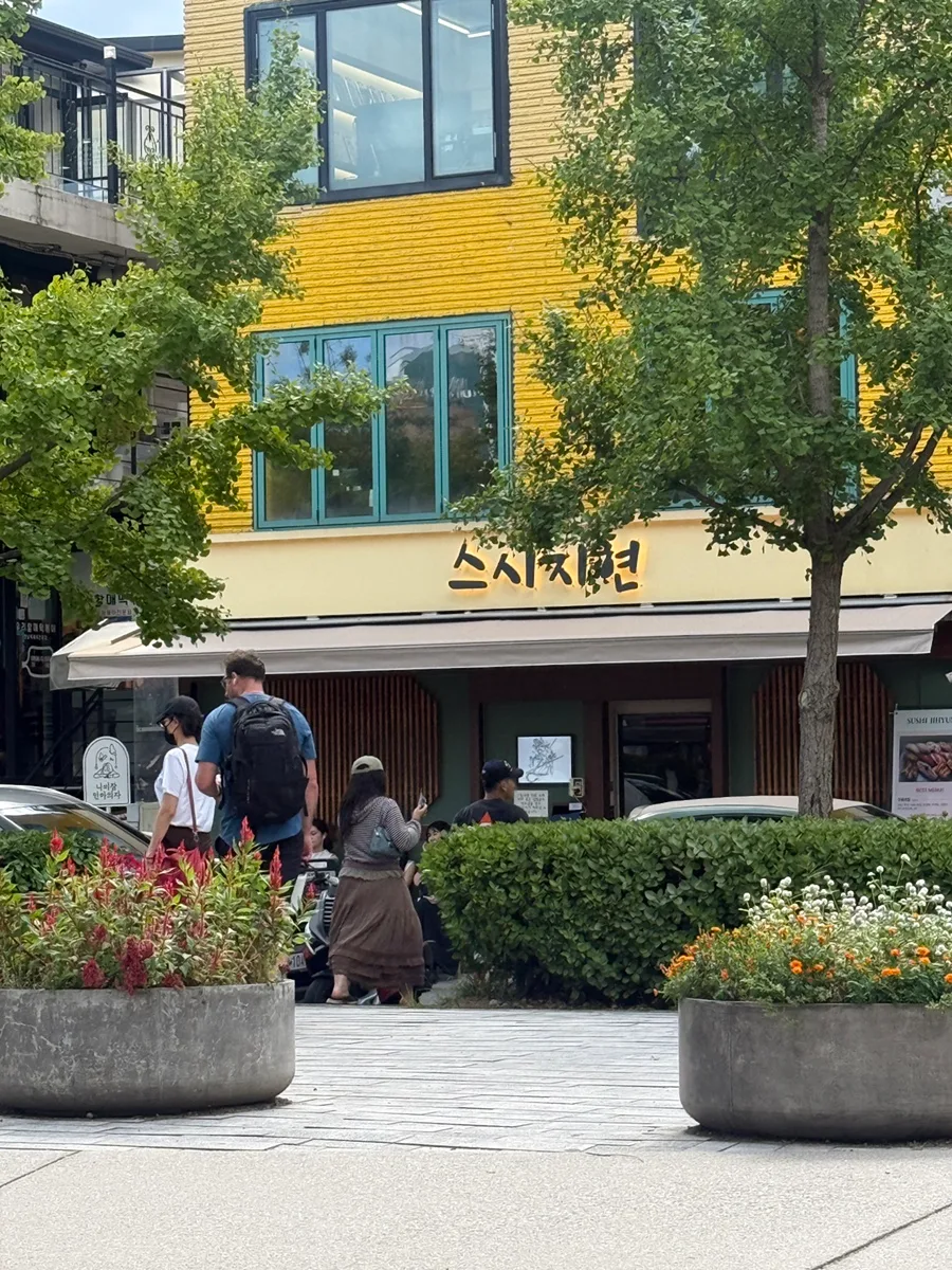 スシ・ジヒョンの店先と人々