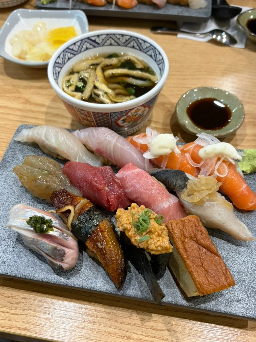 スシ・ジヒョン — 寿司の盛り合わせと汁物