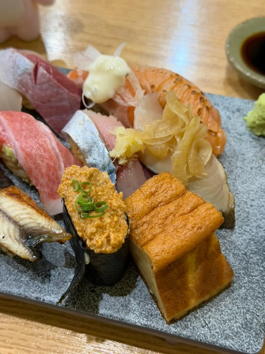 スシ・ジヒョン — あん肝の軍艦と玉子焼きが並ぶ盛り合わせ