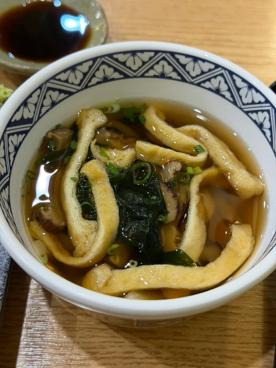 油揚げとわかめの入ったうどん