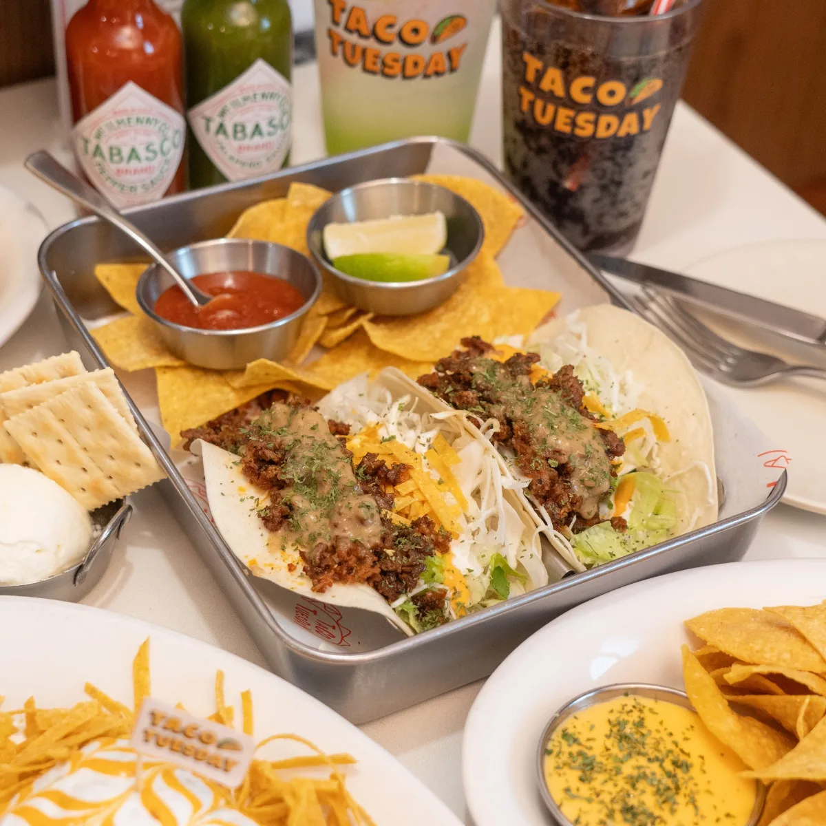 TACO TUESDAY 聖水本店 — タコスとナチョスが並ぶ食卓