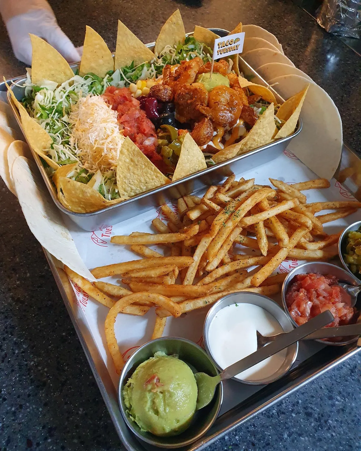 TACO TUESDAY 聖水本店 — 具材とポテトを盛ったプラッター