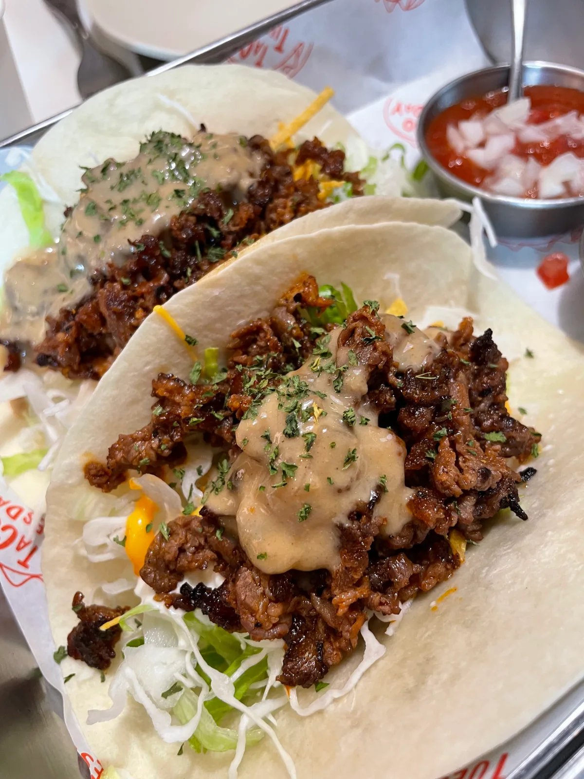 TACO TUESDAY 聖水本店 — ソースをかけた牛肉のタコス