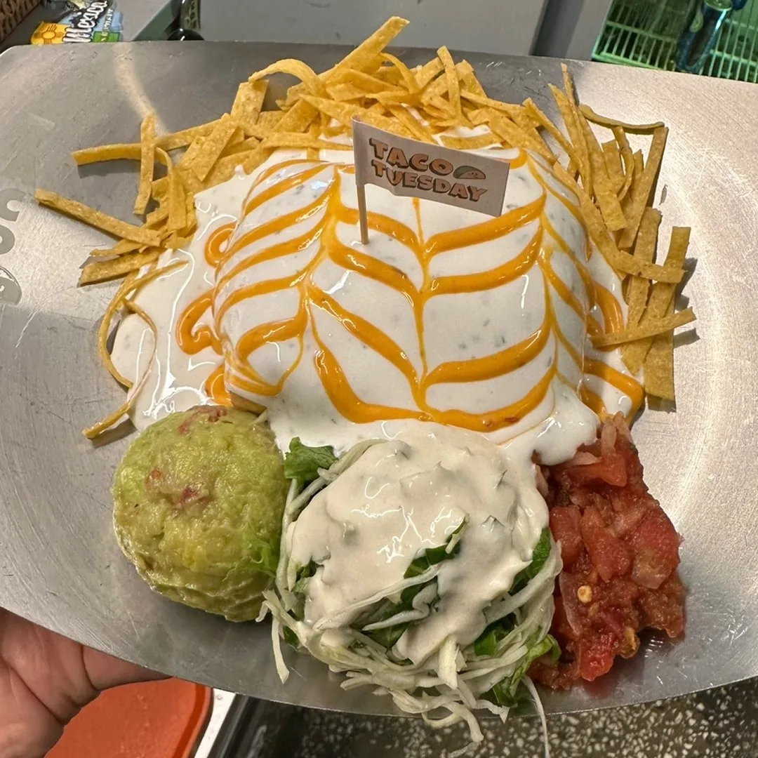 TACO TUESDAY 聖水本店 — 白いソースをかけたチミチャンガ
