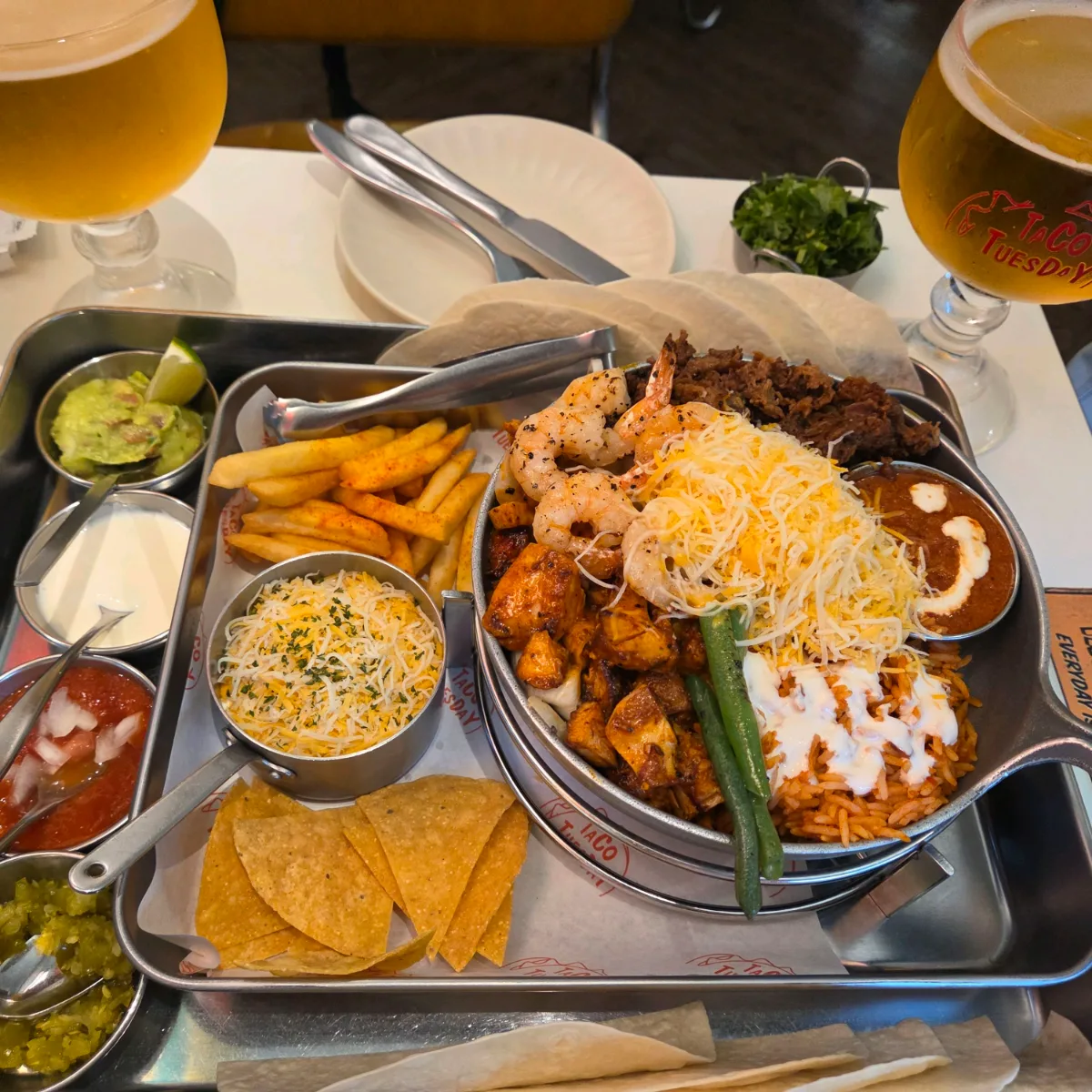 TACO TUESDAY 聖水本店 — ファヒータとビールが並ぶテーブル