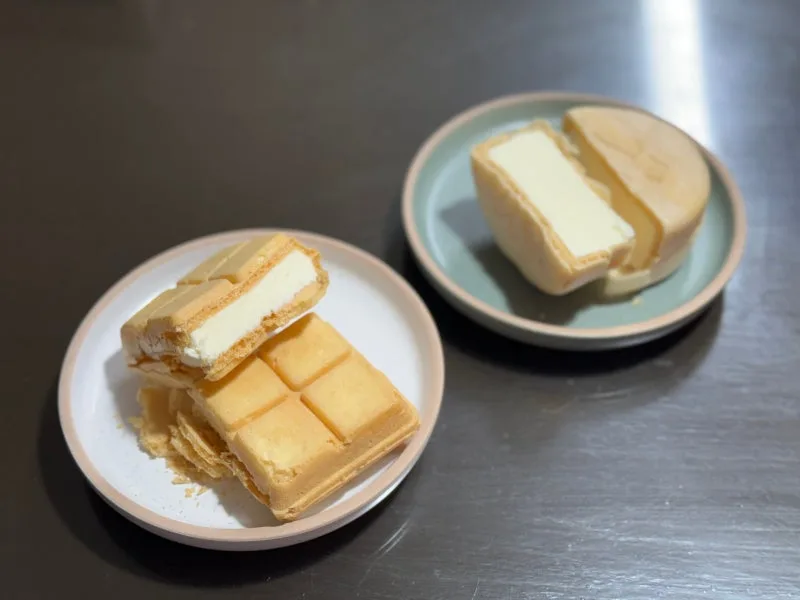 白いアイスを挟んだモナカの断面