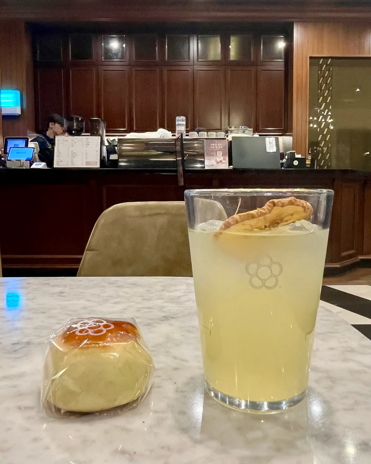 テーブルのパンと冷たい飲み物