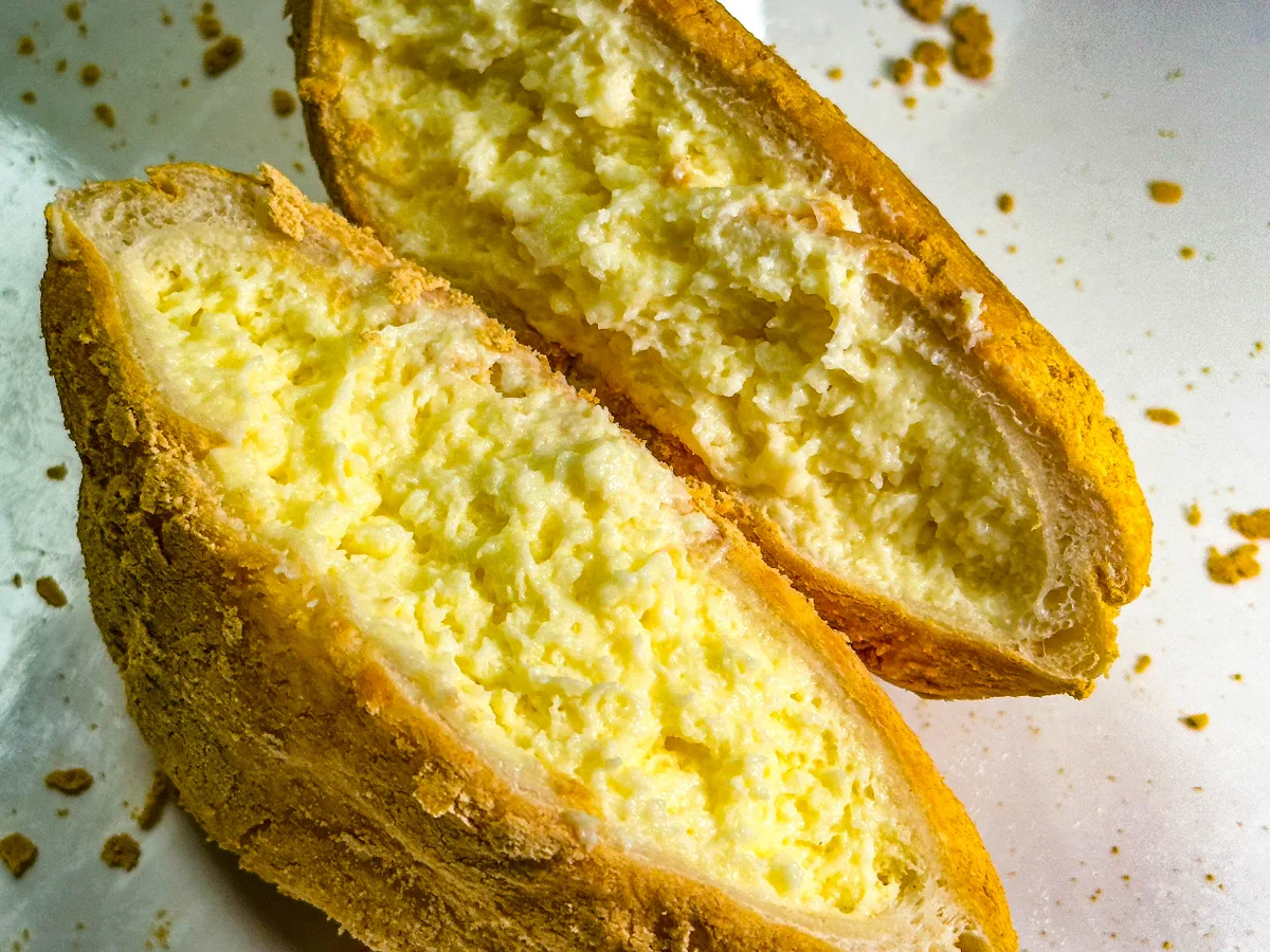 黄色いクリームが詰まったパン