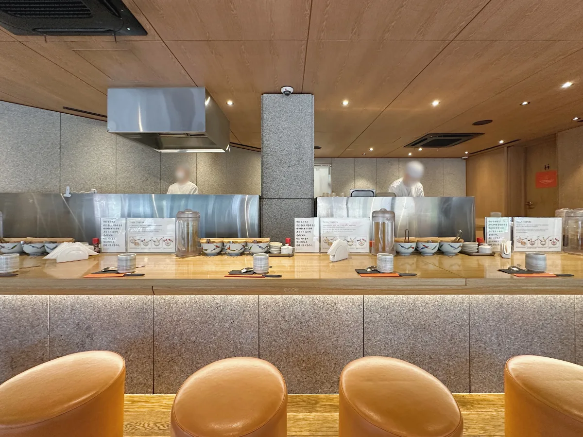 TAIGA Tempura 本店 — 厨房に面した木目のカウンター席