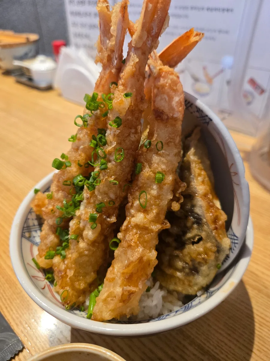 海老天が丼から突き出す一杯