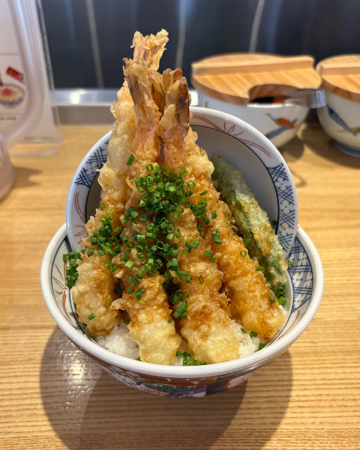 TAIGA Tempura 本店 — 海老天がそびえる天丼